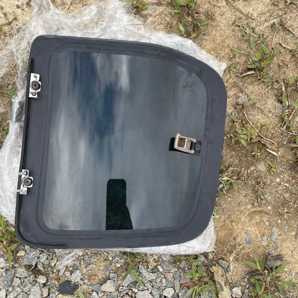 Toyota tundra sr5 back left glass