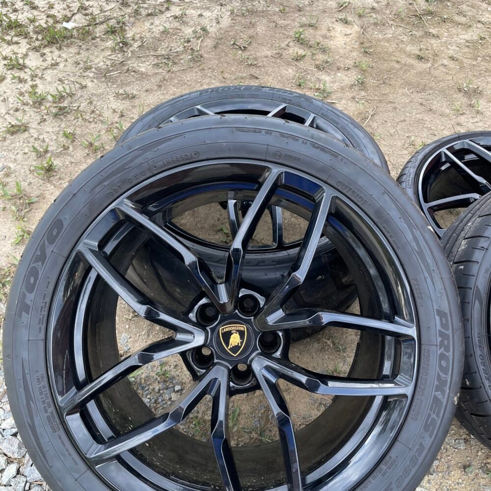 2016 Lamborghini Tires and Rims